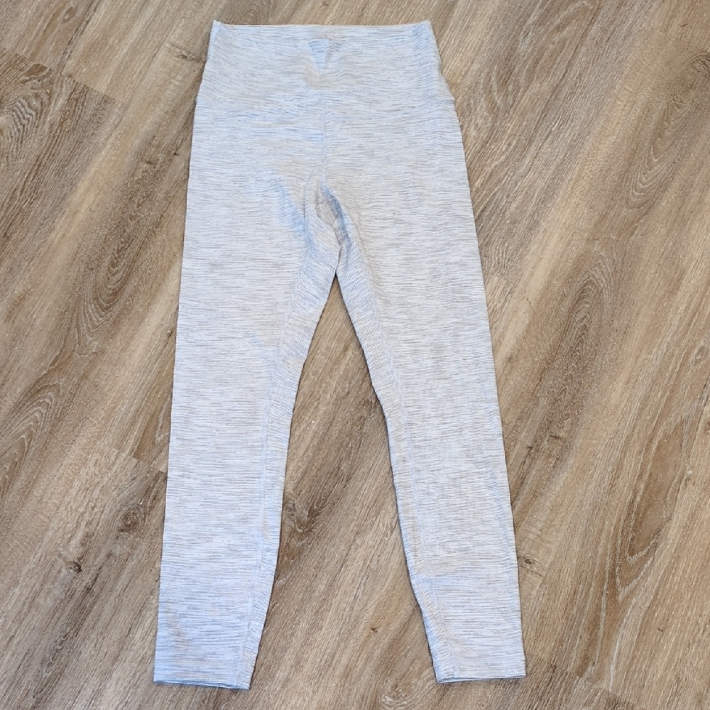 🩶❤️Lululemon athletica Women's Light Gray &White Stripped Leggings size 6🩶❤️
